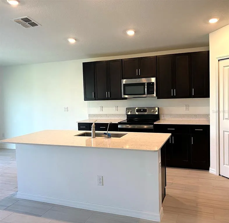 4 bed, 2.0 bath, 1935 sqft, $2,250 — Photo 3