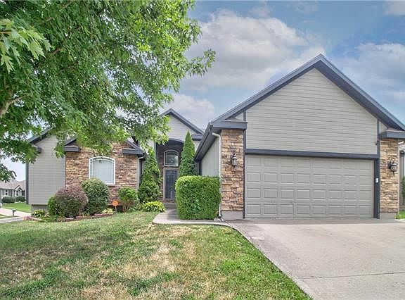 2nd image of 1001 SW Eagle Dr