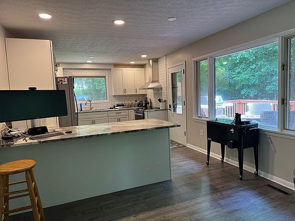 4th image of 1466 Lake Roger Dr