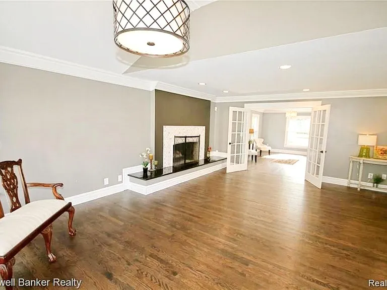 669 Mohegan St — Photo 11