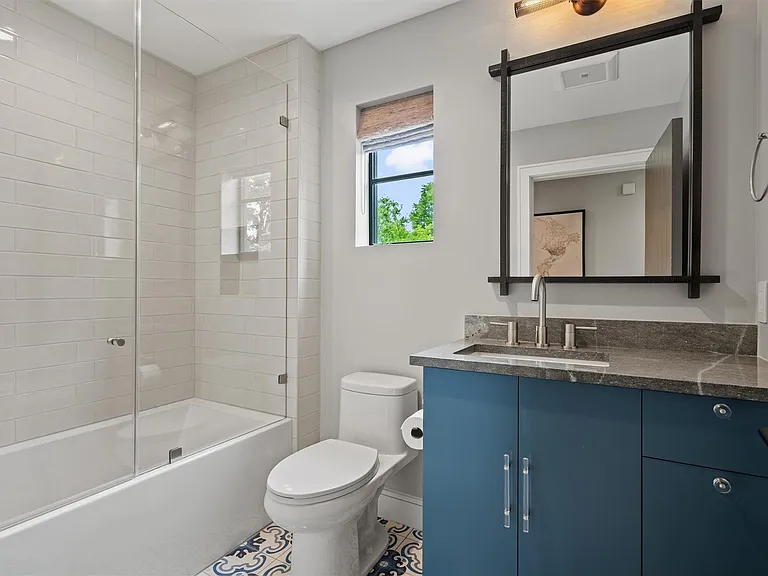 1175 San Bernard St — Photo 35
