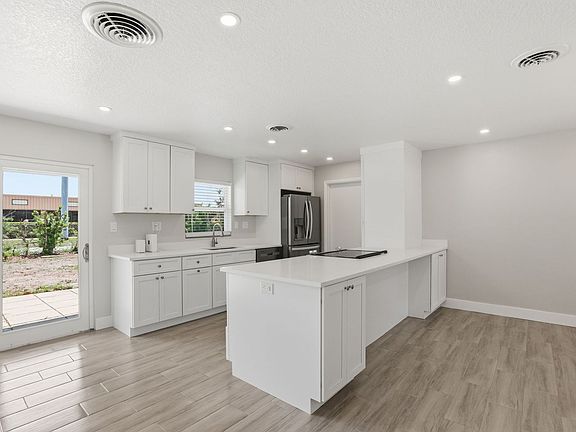 4th image of 3817 Bainbridge Ave