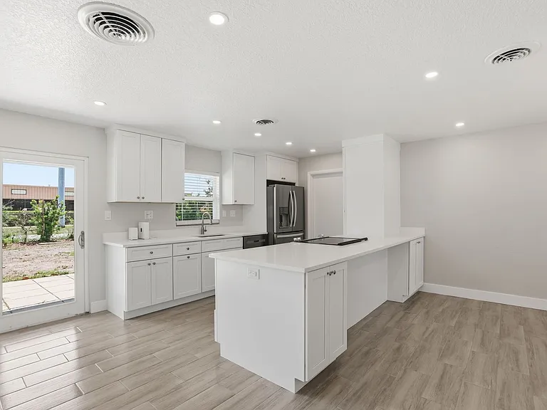 3817 Bainbridge Ave — Photo 4