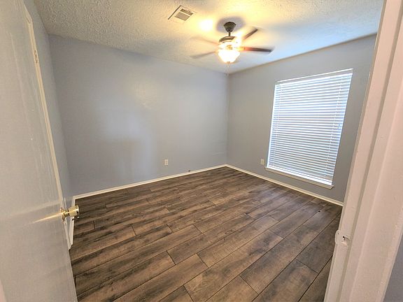 5th image of 610 Saberwood Dr