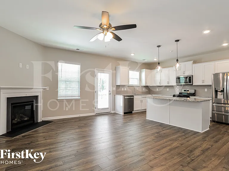 164 N Hill Ln — Photo 2