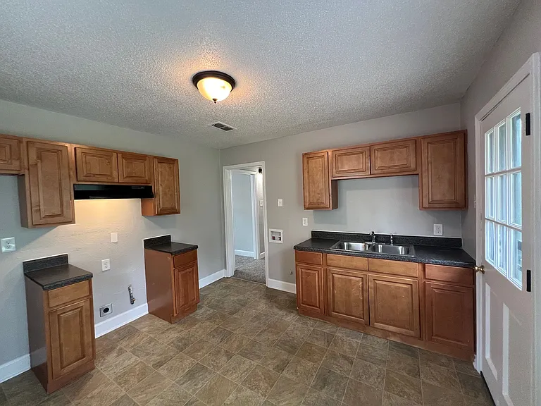 2727 Henley Dr — Photo 4
