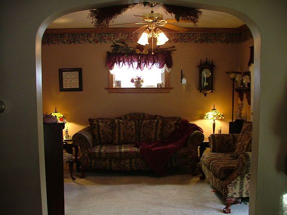 Living Room with Crown molding