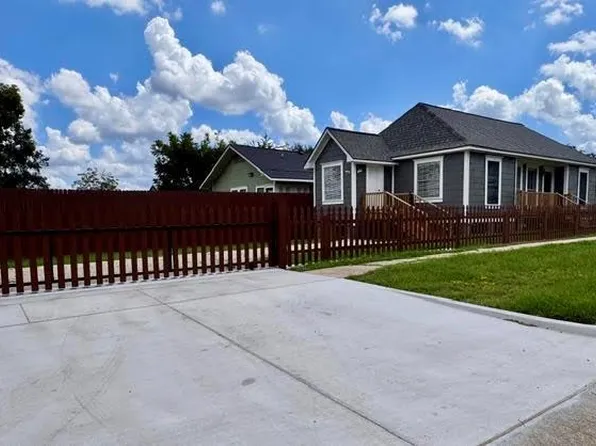 511 N 3rd St, Conroe, TX 77301