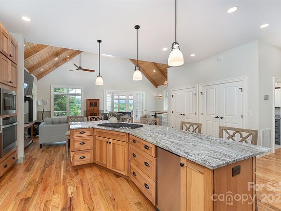 11th image of 326 Golden Valley Dr