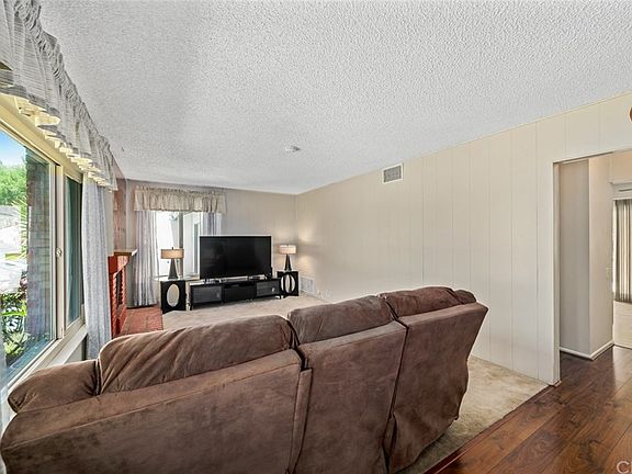 4th image of 1725 E Oakridge Cir