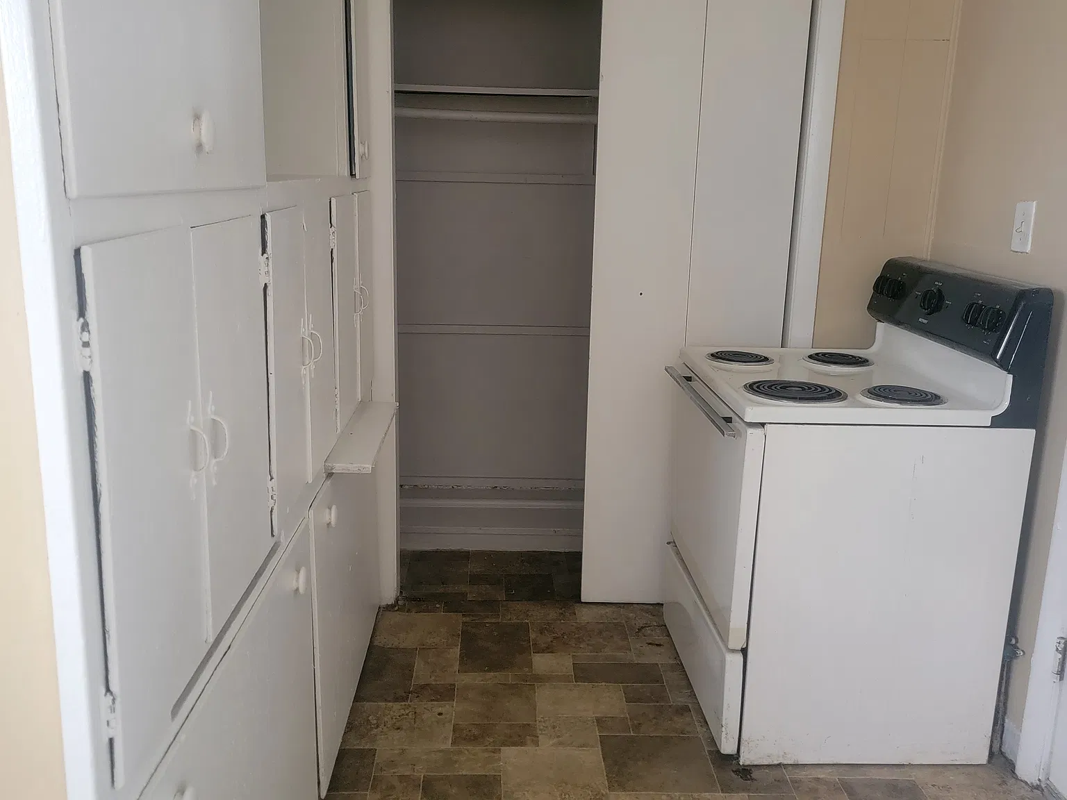 Studio, 800 sqft, $975 — Photo 2