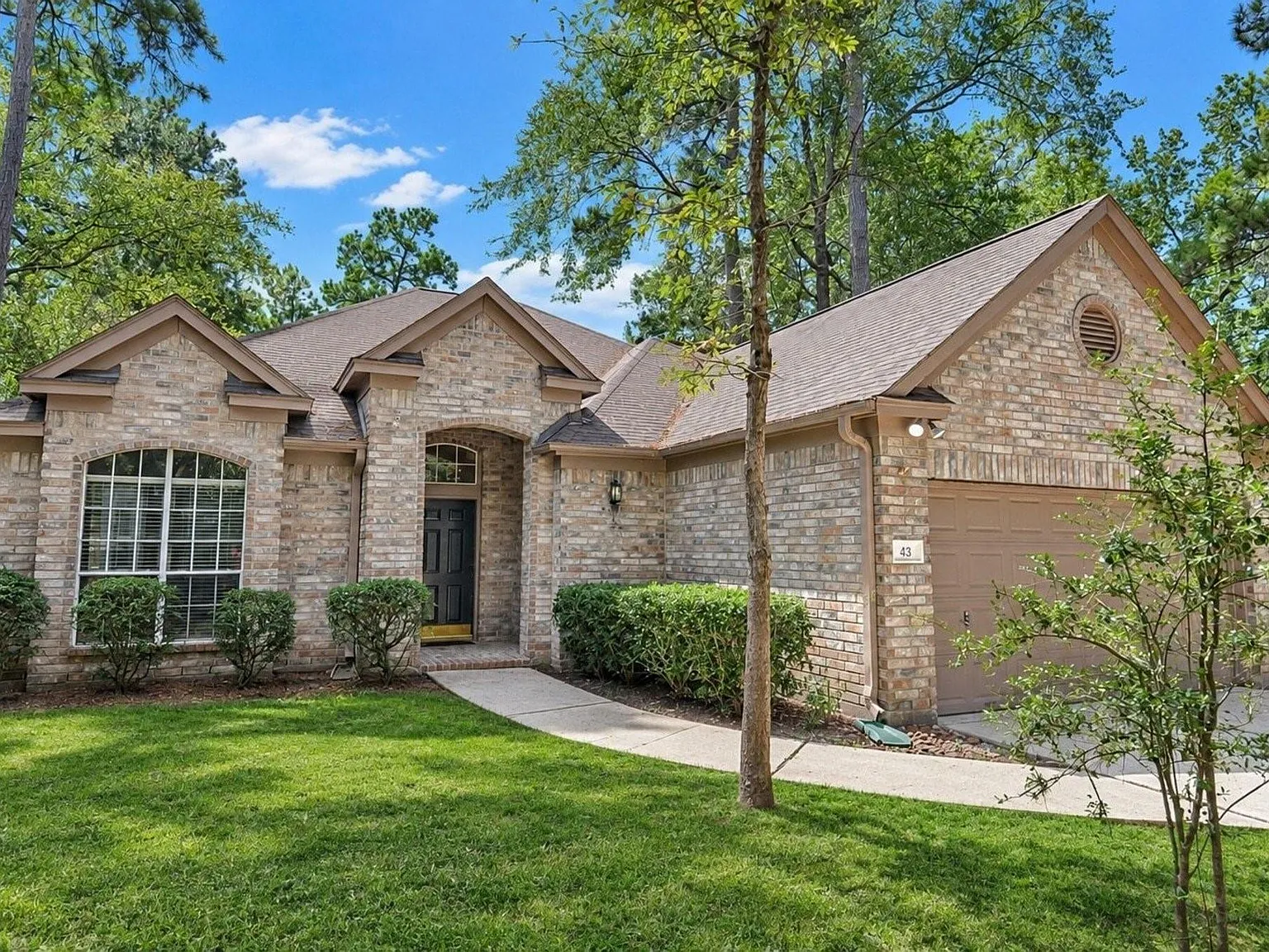 3 bed, 2.0 bath, 2375 sqft, $3,000 — Photo 1