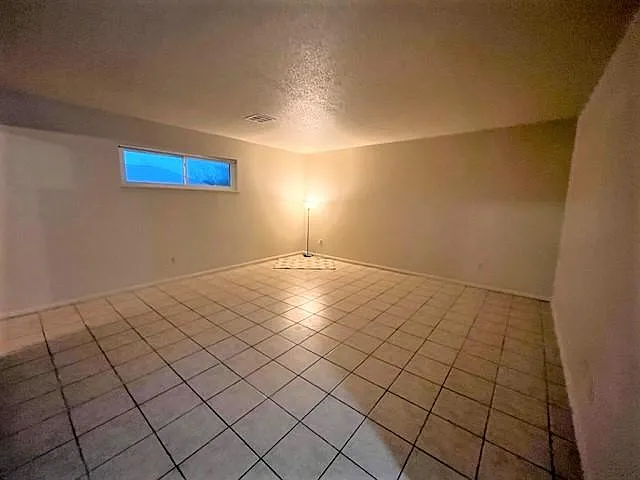 3 bed, 1225 sqft, $1,400 — Photo 2