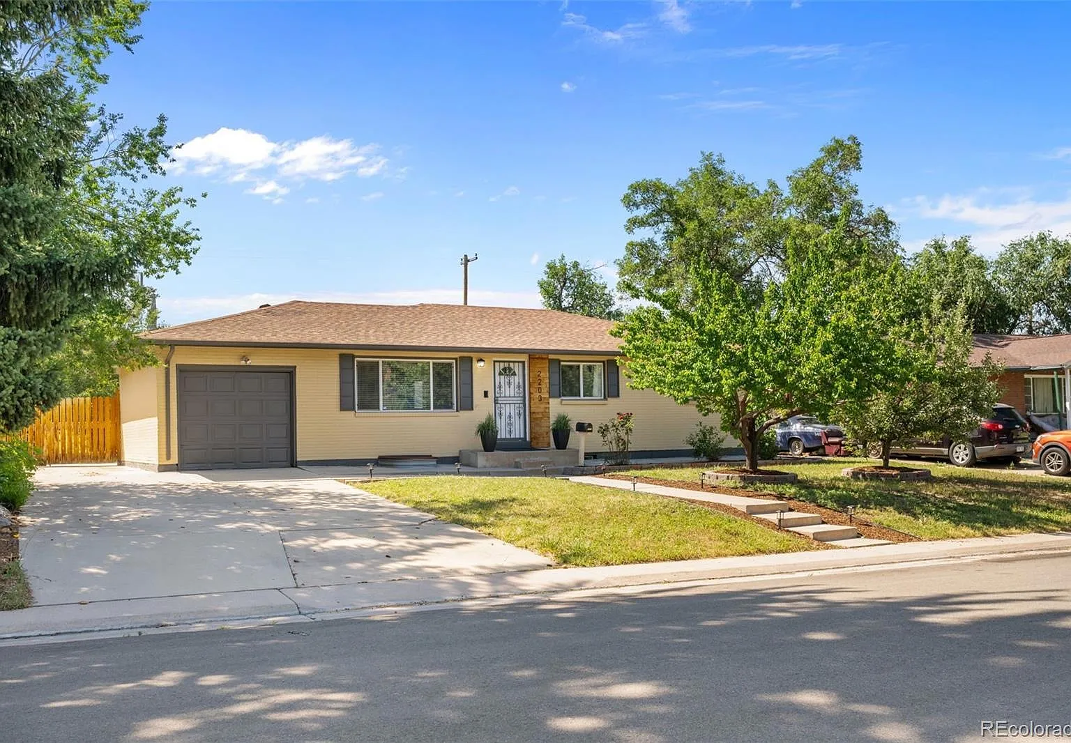 6 bed, 2436 sqft, $1,050 — Photo 1