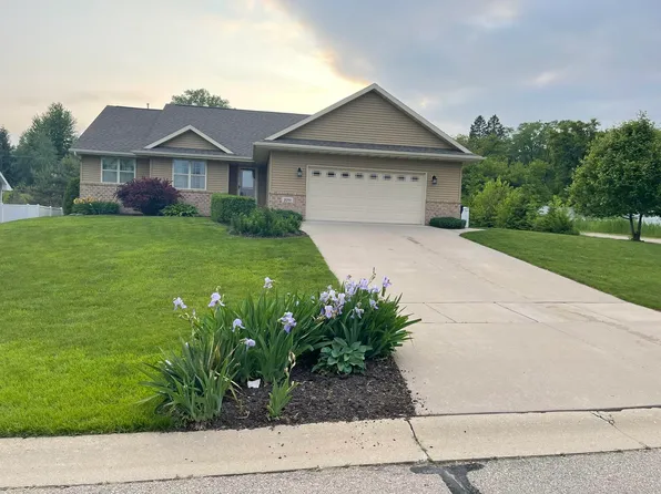 2091 Luxury Dr, Green Bay, WI 54313