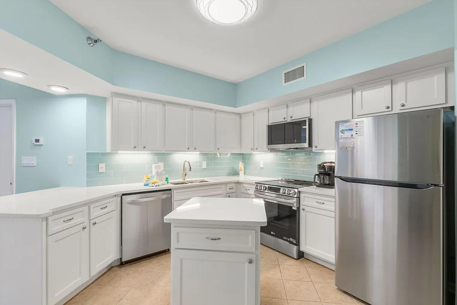 3 bed, 2.0 bath, 1259 sqft, $4,988 — Photo 3