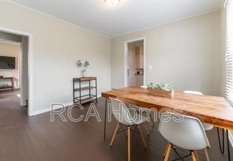 1015 Olive St — Photo 4