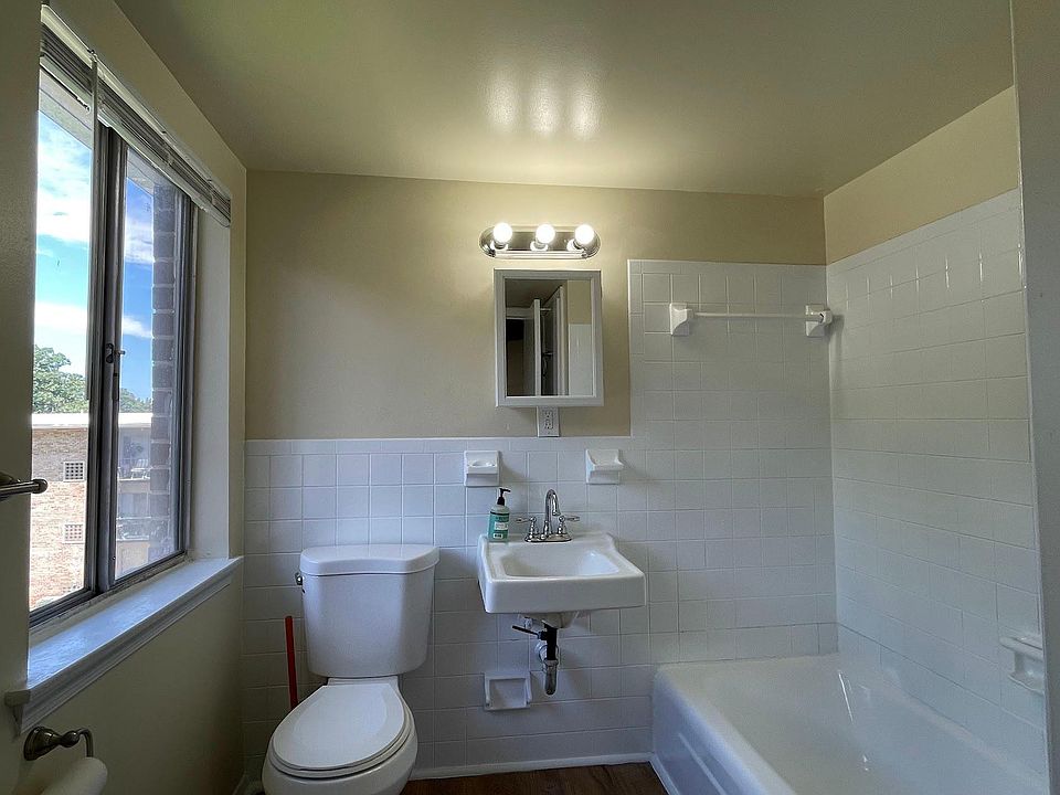 Lots of light in the bathroom