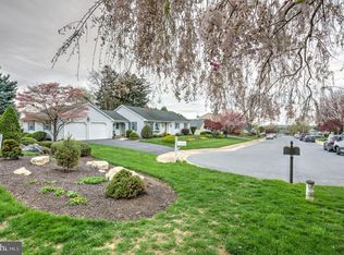2 Meadow Ln, New Holland, PA