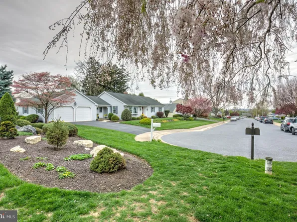 2 Meadow Ln, New Holland, PA 17557