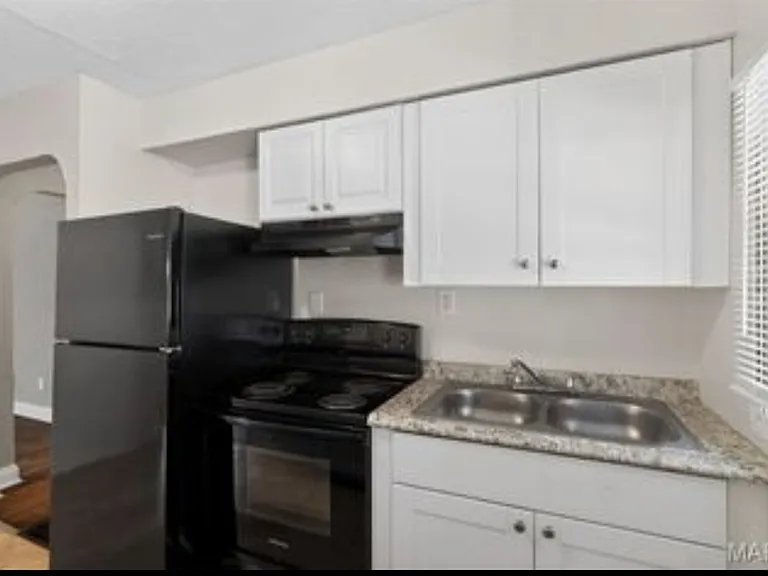 405 Estelle Ave — Photo 3
