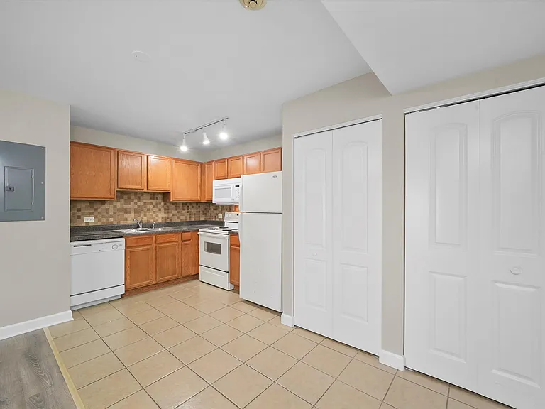 3423 Ridgeland Ave #101 — Photo 11