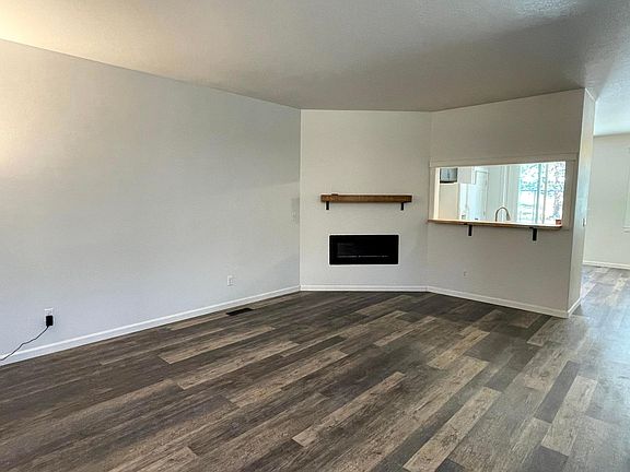 Entry/Living room