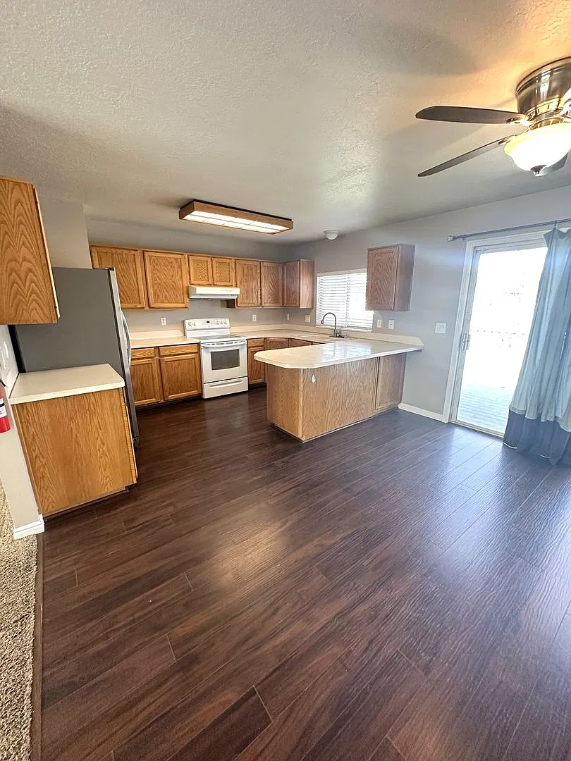 Wrap Up The Year With 3 Weeks Rent Free! 3 Bed, 1.75 Bath Home In Clinton — Photo 4