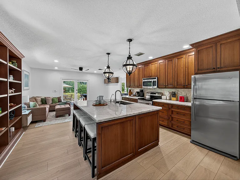 510 NE 8th Ave — Photo 3