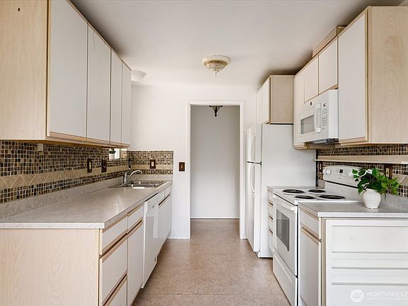 3rd image of 4511 Woodland Circle