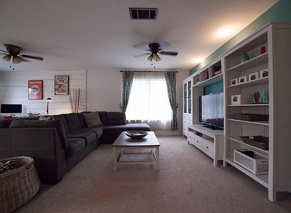 LIVING/FAMILY ROOM AREA