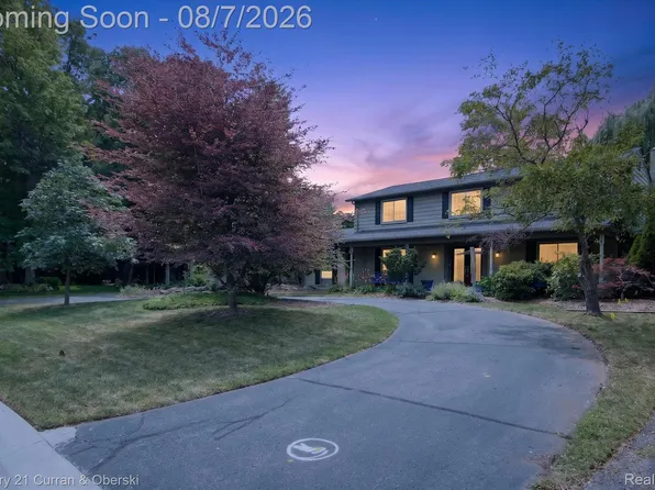 30557 Woodstream Dr, Farmington Hills, MI 48334