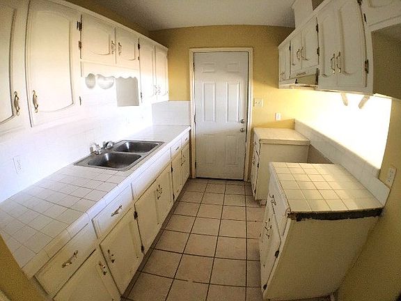 3rd image of 2902 Fresno Ave