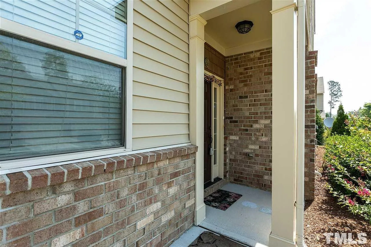 3 bed, 2.5 bath, 1950 sqft, $2,195 — Photo 3