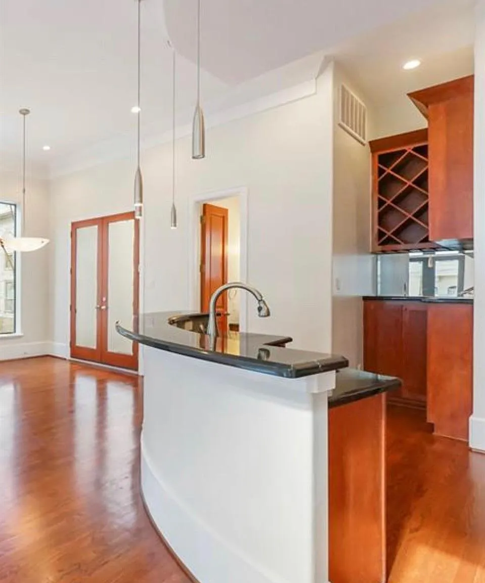 3 bed, 3.5 bath, 2316 sqft, $3,400 — Photo 3