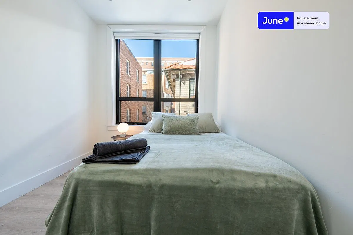 Full bedroom in 4 bed/2 bath home in Dupont Circle #1908 A — Photo 4