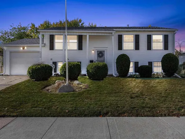 5037 Midway Dr NW, Cedar Rapids, IA 52405