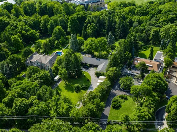 14 Park Lane Cir, Toronto, ON M3B 1Z7