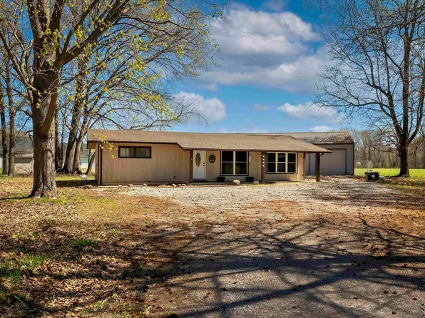 2220 N Weaver Rd, Herrin, IL 62948