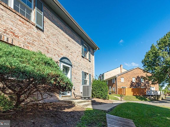 3rd image of 9860 Hagel Cir