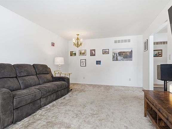 5th image of 404 Grandview Dr