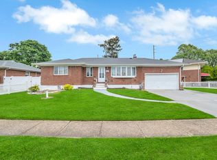 3883 Green Pl, Bethpage, NY 11714