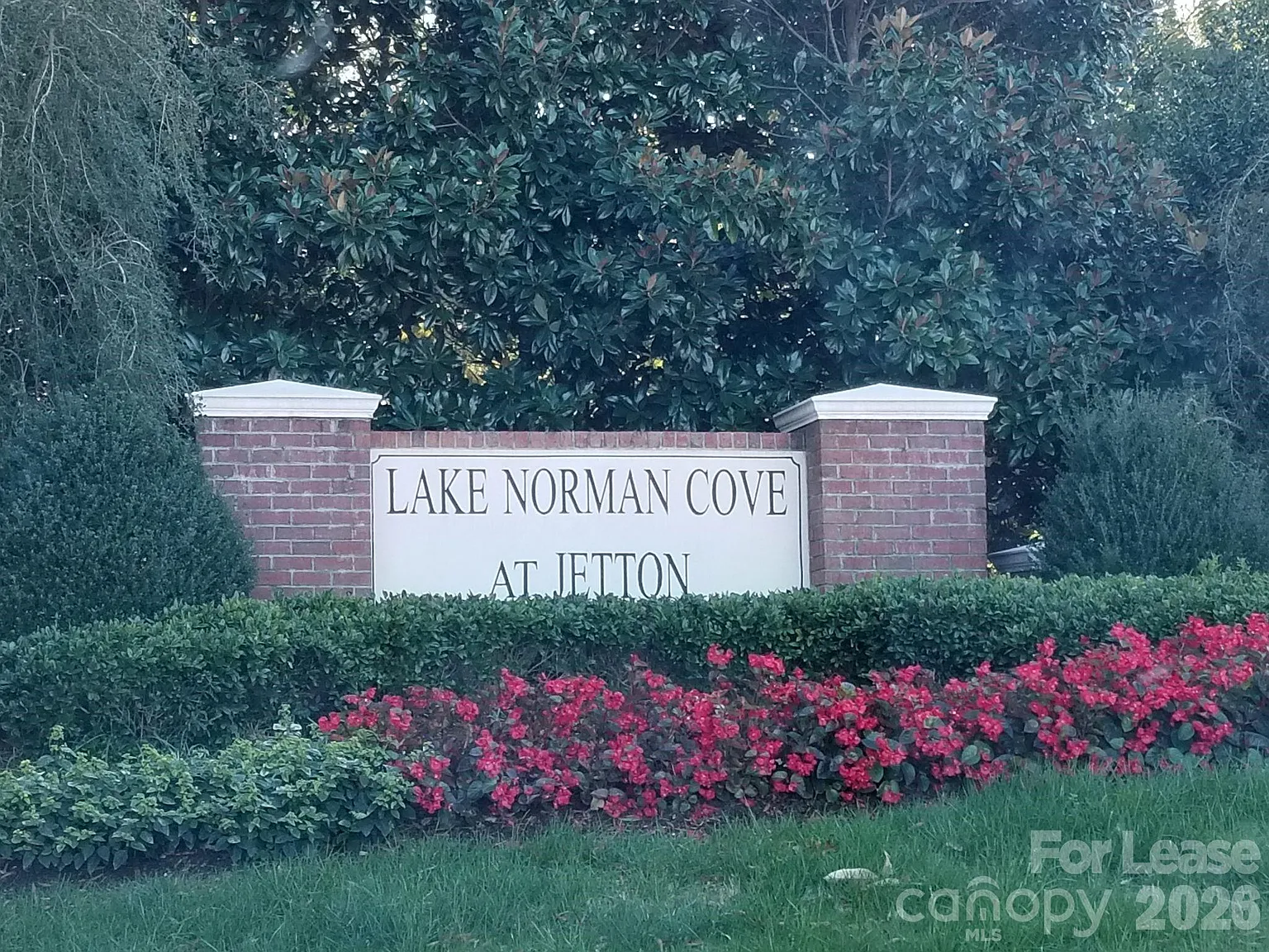 3 bed, 2.5 bath, 1896 sqft, $2,450 — Photo 2
