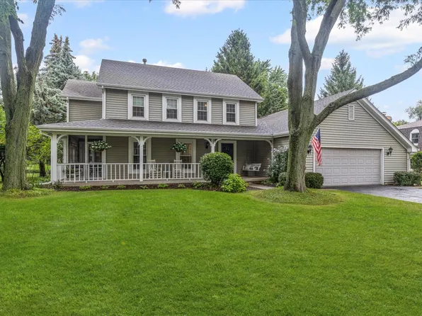 114 Burning Bush Trl, Crystal Lake, IL 60012