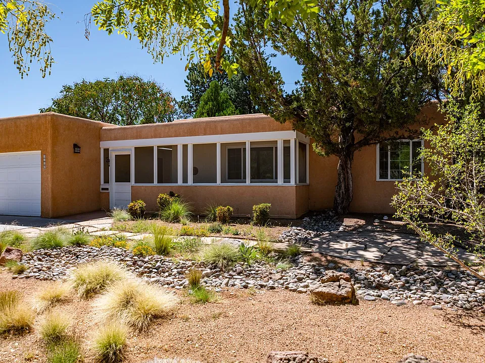 3822 La Hacienda Dr NE