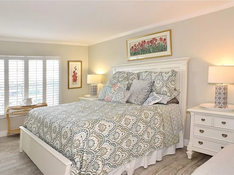 4900 Brittany Dr S #811 — Photo 16