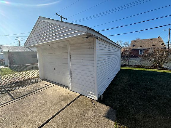 3rd image of 771 Farnham Ave