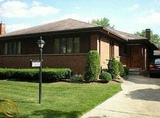 10835 Vernon Ave, Huntington Woods, MI 48070
