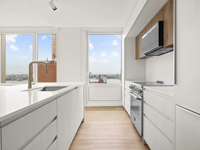 644 E 14th St #1603 — Photo 3