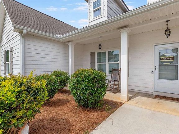 4th image of 370 Springwater Way